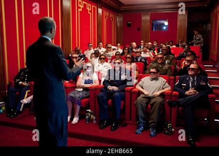 Präsident Barack Obama begrüßt Dienstmitglieder und ihre Familien zu einer Vorführung von Men in Black 3 im Weißen Haus Family Theatre, 25. Mai 2012. Stockfoto