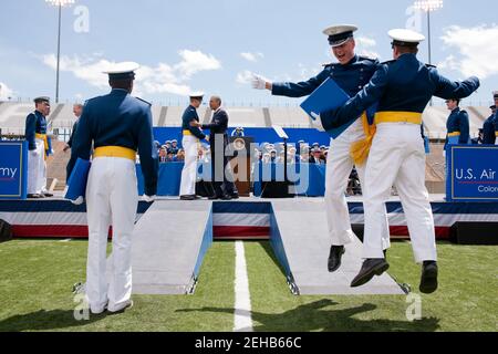 Präsident Barack Obama gratuliert den Kadetten, die ihre Diplome während der Eröffnungszeremonie an der United States Air Force Academy in Colorado Springs, Colorado, erhalten, 23. Mai 2012. Stockfoto