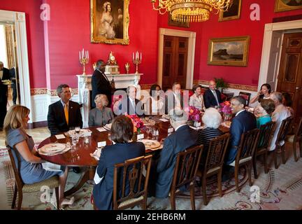 Präsident Barack Obama und First Lady Michelle Obama veranstalten am 31. Mai 2012 ein Mittagessen für Mitglieder der Bush-Familie im Roten Saal des Weißen Hauses. Im Uhrzeigersinn vom Präsidenten sitzen: Ehemalige First Lady Barbara Bush, Bucky Bush, Doro Bush Koch, Jenna Bush Hager, Marvin Bush, Jody Bush, ehemaliger Präsident George W. Bush, Frau Obama, ehemaliger Präsident George H.W. Bush, Patty Bush, Bobby Koch, Barbara Bush, Margaret Bush, Jonathan Bush und die ehemalige First Lady Laura Bush. Stockfoto