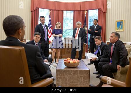 Präsident Barack Obama trifft sich mit hochrangigen Beratern im Oval Office, 15. Juni 2012. Im Bild von links sind: Stabschef Jack Lew; Senior Advisor David Plouffe; Counsel der Präsidentin Kathryn Ruemmler; Counselor der Präsidentin Pete Rouse; Rob Nabors, Assistent des Präsidenten für Legislative Angelegenheiten; Director of Communications Dan Pfeiffer; und Mark Childress, stellvertretender Stabschef für Planung. Stockfoto