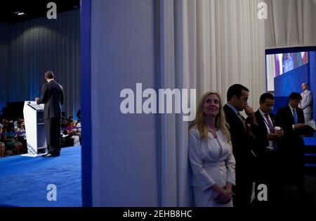 Lael Brainard, Unterstaatssekretär des Finanzministeriums für internationale Angelegenheiten, und andere hören hinter der Bühne, wie Präsident Barack Obama an einer Pressekonferenz im Los Cabos Convention Center in Los Cabos, Mexiko, zum Abschluss des Gipfels G20, 19. Juni 2012, teilnimmt. Stockfoto