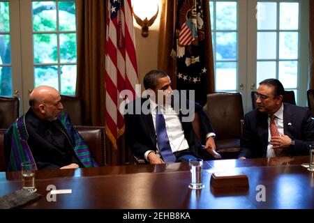 Präsident Barack Obama (Mitte) mit afghanischen Präsidenten Karzai und Pakistans Präsident Zardari bei einem US-Afghanistan-PakistanTrilateral-treffen in Cabinet Room 6. Mai 2009. Offiziellen White House Photo by Pete Souza Stockfoto