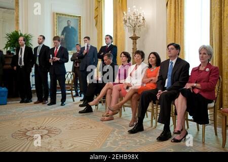 Hochrangige Berater und Beamte des Weißen Hauses hören zu, während Präsident Barack Obama im Ostsaal des Weißen Hauses am 28. Juni 2012 Bemerkungen über das Urteil des Obersten Gerichtshofs zum „Patientenschutz- und Pflegegesetz“ abgibt. Hören, von links, sind: Office of Information and Regulatory Affairs Administrator Cass Sunstein; Nick Papas, Assistant Press Secretary; Press Secretary Jay Carney; Social Secretary Jeremy Bernard; Dan Pfeiffer, Director of Communications; Deputy Director of Speechwriting Cody Keenan; Mark Childress, Deputy Chief of Staff for Planning; Domestic Policy Council Direc Stockfoto