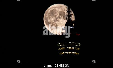 Stuttgart, 4. August 2020 - der aufgehende Mond hinter dem Stuttgarter Fernsehturm. Details der Antenne aginst den hellen Mond, niemand auf dem Turm Stockfoto