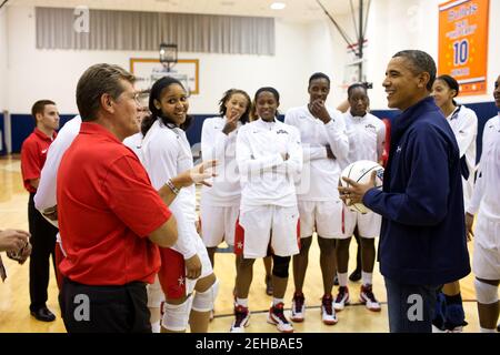 Präsident Barack Obama spricht mit Trainer Geno Auriemma und Mitgliedern der US-amerikanischen olympischen Basketballmannschaft nach ihrem Sieg 99-67 über Brasilien im Verizon Center in Washington, D.C., 16. Juli 2012. Stockfoto