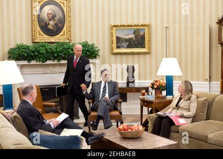 Vizepräsident Joe Biden kommt zu einem Treffen mit Präsident Barack Obama, Außenministerin Hillary Rodham Clinton und dem Nationalen Sicherheitsberater Tom Donilon im Oval Office, 18. Juli 2012. Stockfoto