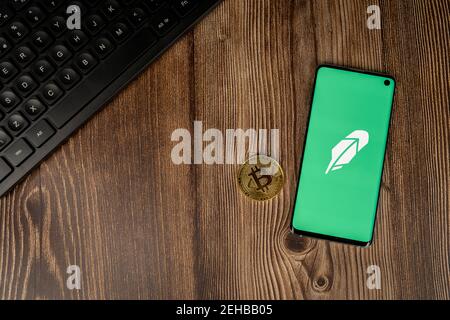 Robinhood App Logo mit Bitcoin und Tastatur Stockfoto