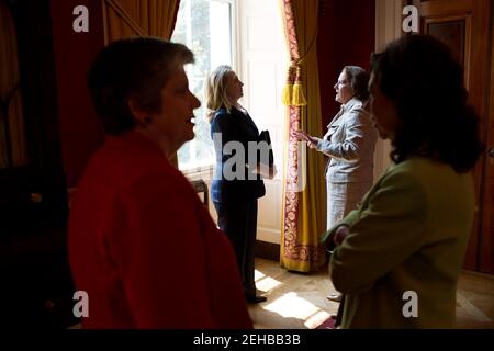 Außenministerin Hillary Rodham Clinton spricht mit der Small Business Administration Karen Mills im Roten Raum des Weißen Hauses, bevor sie das offizielle Foto der Kabinettsgruppe vom 26. Juli 2012 macht. Im Vordergrund sprechen die Staatssekretärin für innere Sicherheit Janet Napolitano und die Arbeitsministerin Hilda Solis. Stockfoto