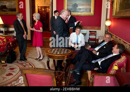 Kabinettsmitglieder sprechen im Roten Raum des Weißen Hauses vor dem offiziellen Kabinettgruppenfoto, 26. Juli 2012. Im Bild von links: Energieminister Steven Chu, Gesundheits- und Menschenrechtssekretärin Kathleen Sebelius, Stabschef Jack Lew, Innenminister Ken Salazar, Landwirtschaftsminister Tom Vilsack, Bildungsminister Arne Duncan, Verkehrsminister Ray LaHood und Finanzminister Timothy Geithner. Stockfoto