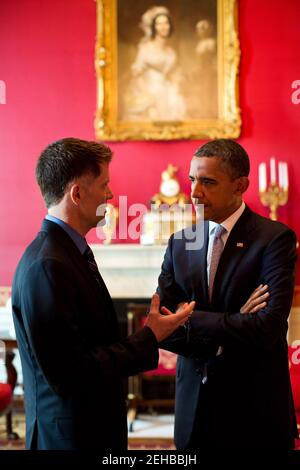 Präsident Barack Obama spricht mit Grant Colfax, dem Direktor des Amtes für nationale AIDS-Politik, im Roten Saal vor dem Empfang der Internationalen AIDS-Konferenz im Weißen Haus am 26. Juli 2012. Stockfoto