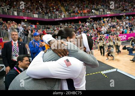 First Lady Michelle Obama umarmt LeBron James nach dem USA gegen Frankreich Männer-Basketballspiel im Olympic Park während der Olympischen Spiele 2012 in London, England, 29. Juli 2012. Stockfoto