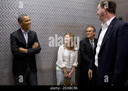 Präsident Barack Obama fährt mit Alyssa Mastromonaco, dem stellvertretenden Stabschef für Operationen, und Trip Director Marvin Nicholson im Bridgeport Arts Center in Chicago, Ill., 12. August 2012. Stockfoto