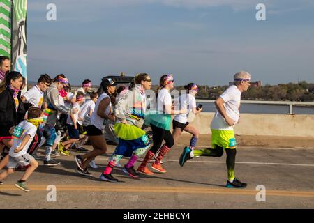 4-6-2019 Tulsa USA bunt gekleidet stürmen die ersten Läufer aus Das Tor im Color Run Rennen über die 21st Street Bridge Stockfoto