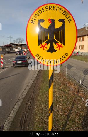 Weil am Rhein, 19. Februar 2021: Deutsch-Schweizer Grenze in weil am Rhein/Basel. Grenze, Grenzübergang, Schweiz, Zoll, Zoll, Douane, Dogana, Europäische Union, Schengen, Verkehr, Verkehr, Frontier, Deutschland, Borders, Grenzen, EU, Zollamt, Bund – weltweite Nutzung Stockfoto