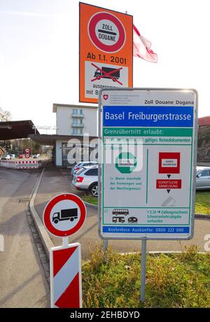 Weil am Rhein, 19. Februar 2021: Deutsch-Schweizer Grenze in weil am Rhein/Basel. Grenze, Grenzübergang, Schweiz, Zoll, Zoll, Douane, Dogana, Europäische Union, Schengen, Verkehr, Verkehr, Frontier, Deutschland, Borders, Grenzen, EU, Zollamt, Bund – weltweite Nutzung Stockfoto