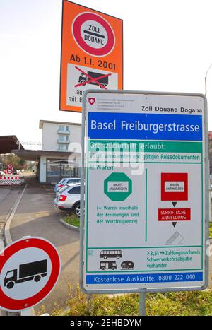 Weil am Rhein, 19. Februar 2021: Deutsch-Schweizer Grenze in weil am Rhein/Basel. Grenze, Grenzübergang, Schweiz, Zoll, Zoll, Douane, Dogana, Europäische Union, Schengen, Verkehr, Verkehr, Frontier, Deutschland, Borders, Grenzen, EU, Zollamt, Bund – weltweite Nutzung Stockfoto