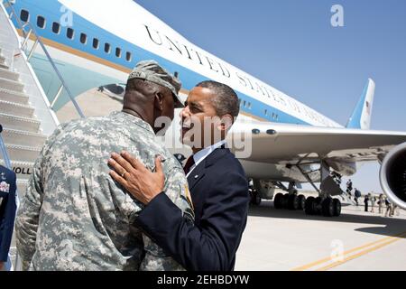Präsident Barack Obama verabschiedet General Lloyd Austin III in Fort Bliss in El Paso, Texas, 31. August 2012. Der Präsident reiste nach Fort Bliss, um den zweijährigen Jahrestag des Endes der amerikanischen Kampfmission im Irak zu begehen. Stockfoto