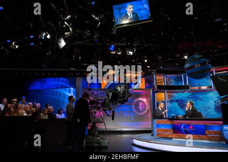 Präsident Barack Obama wird von Jon Stewart während einer Aufnahme von "The Daily Show with Jon Stewart" in den Comedy Central Studios in New York, New York, am 18. Oktober 2012 interviewt. Stockfoto