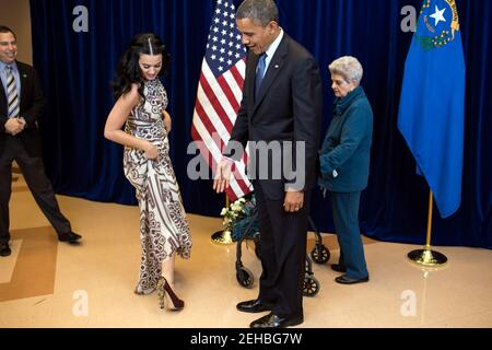 Präsident Barack Obama kommentiert Katy Perrys Schuhe, während er die Sängerin und ihre Großmutter Ann Hudson im Doolittle Park in Las Vegas, Nevada, am 24. Oktober 2012 begrüßt. Stockfoto