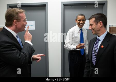 Präsident Barack Obama scherzt mit Robert Gibbs und David Plouffe hinter der Bühne vor dem Beginn der dritten Präsidentschaftsdebatte mit GOP-Kandidat Mitt Romney, an der Lynn University in Boca Raton, Florida, 22. Oktober 2012. Stockfoto