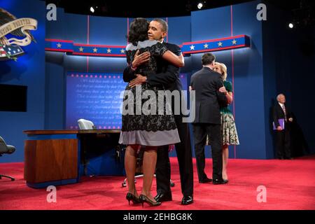 Präsident Barack Obama umarmt First Lady Michelle Obama nach der dritten Präsidentschaftsdebatte mit der Regierung. Mitt Romney, an der Lynn University in Boca Raton, Florida, 22. Oktober 2012. Stockfoto