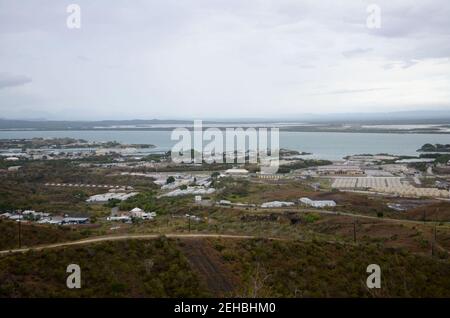 Gesamtansicht der Naval Station Guantanamo Bay von John Paul Jones Hill am Morgen nach Hurrikan Matthew. (30159059816). Stockfoto