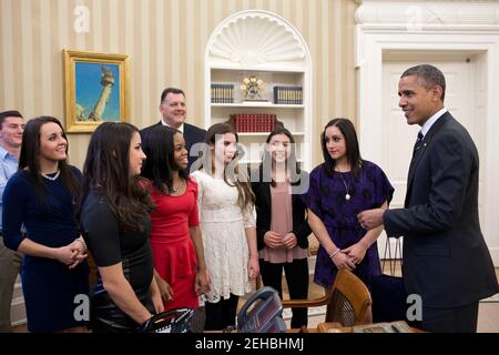 Präsident Barack Obama spricht mit Mitgliedern der 2012 US-olympischen Turnmannschaften im Oval Office, 15. November 2012. Im Bild von links: Steven Gluckstein, Savannah Vinsant, Aly Raisman, Gabby Douglas, Steve Penny, Präsident der USA Gymnastik, McKayla Maroney, Kyla Ross, Und Jordyn Wieber. Stockfoto