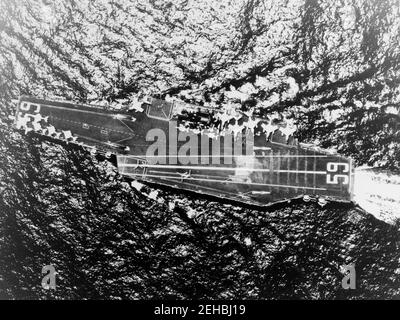 Ansicht der USS Forrestal (CVA-59) im Mai 1957 im Mittelmeer. Stockfoto
