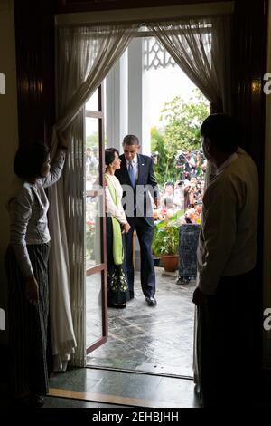 Präsident Barack Obama geht mit der birmanischen Oppositionsführerin Aung San Suu Kyi nach ihren Aussagen vor der Presse in ihrem Haus in Rangun, Burma, am 19. November 2012. Stockfoto