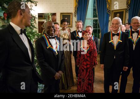 Präsident Barack Obama und First Lady Michele Obama sprechen vor einem Empfang im East Room am 2. Dezember 2012 mit den 2012 Kennedy Center Honorees im Blauen Raum des Weißen Hauses. Preisträger von links sind: Chicago Bluesman Buddy Guy, LED Zeppelin Keyboarder und Bassist John Paul Jones, LED Zeppelin Sänger Robert Plant, Ballerina Natalia Makarova, Schauspieler Dustin Hoffman, LED Zeppelin Gitarrist Jimmy Page und Fernsehkomödiant David Letterman. Stockfoto