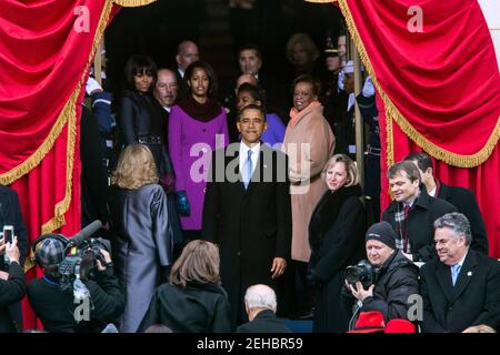 Präsident Barack Obama hält inne, um auf die Szene zurückzublicken, bevor er die Plattform nach der ersten Vereidigung im US-Kapitol in Washington, D.C., am 21. Januar 2013 verlässt. Hinter dem Präsidenten stehen First Lady Michelle Obama, die Töchter Malia und Sasha sowie Marian Robinson. Stockfoto