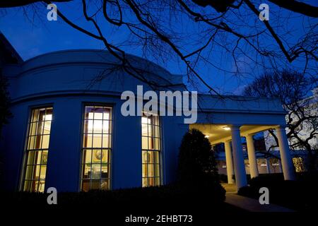 Präsident Barack Obama wird durch das Fenster gesehen, als er mit Stabschef Jack Lew im Oval Office, 31. Januar 2013, zusammentrifft. Stockfoto