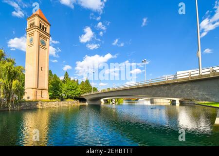 Die River Bridge über den Spokane River führt zum Uhrenturm im Riverfront Park, Spokane, Washington USA Stockfoto