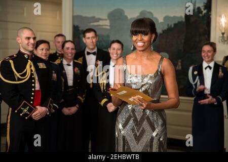 First Lady Michelle Obama verkündet Argo den besten Bild-Oscar live aus dem Diplomatischen Raum des Weißen Hauses, 24. Februar 2013. Stockfoto