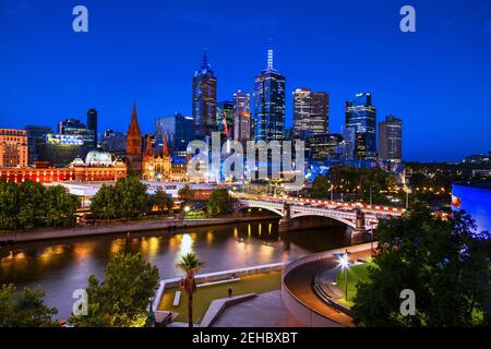 Melbourne, Australien Skyline bei Nacht: Blick über den Fluss Yarra zu Princes Bridge und Federation Square.
