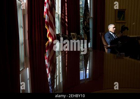 Präsident Barack Obama spricht mit Stabschef Denis McDonough und Senior Advisor Dan Pfeiffer im Oval Office, 15. März 2013. Stockfoto