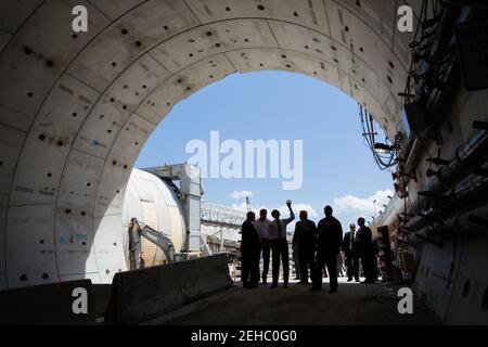 Präsident Barack Obama reist durch das Hafenprojekt des Miami-Tunnels, bevor er in Miami, Florida, am 29. März 2013 eine Rede zur Infrastruktur hielt. Stockfoto