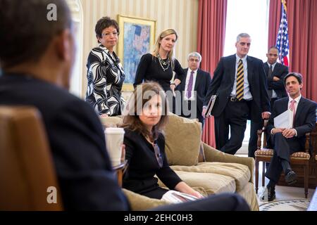 Präsident Barack Obama trifft sich mit hochrangigen Beratern im Oval Office, 26. März 2013. Im Bild von links sind: Senior Advisor Valerie Jarrett; Alyssa Mastromonaco, Deputy Chief of Staff for Operations; Kathryn Ruemmler, Counsel des Präsidenten; Pete Rouse, Counselor des Präsidenten; Chief of Staff Denis McDonough; Rob Nabors, Deputy White House Chief of Staff for Policy; Und David Simas, stellvertretender Senior Advisor für Kommunikation und Strategie. Stockfoto