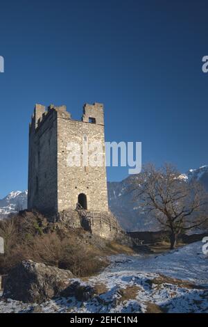 Historische alte Ruine in einem schönen Bergpanorama in Wartau In der Schweiz 10.1.2021 Stockfoto