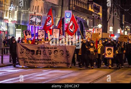 München, Bayern, Deutschland. Februar 2021, 19th. Szenen aus den Münchner Gedenkstätten für die Opfer des Hanau-Terroranschlags in Deutschland, begangen von Tobias R. etwa 400 Gedenkteilnehmern schlossen sich später über 750 Antifaschisten und Bürgergruppen am Münchner Stachus an. Kredit: ZUMA Press, Inc./Alamy Live Nachrichten Stockfoto