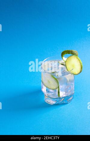 Eiskaltes Getränk mit Limettenscheiben Stockfoto