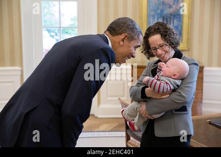 Präsident Barack Obama begrüßt Karen Dunn, ehemalige Sonderassistentin und Beigeordnete des Präsidenten, und ihren Sohn im Oval Office, 22. April 2013. Stockfoto