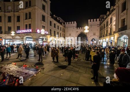 München, Bayern, Deutschland. Februar 2021, 19th. Szenen aus den Münchner Gedenkstätten für die Opfer des Hanau-Terroranschlags in Deutschland, begangen von Tobias R. etwa 400 Gedenkteilnehmern schlossen sich später über 750 Antifaschisten und Bürgergruppen am Münchner Stachus an. Kredit: ZUMA Press, Inc./Alamy Live Nachrichten Stockfoto