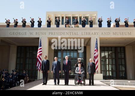 Präsident Barack Obama hält mit den ehemaligen Präsidenten George W. Bush, Bill Clinton, George H.W. inne Bush und Jimmy Carter während der Einweihung des George W. Bush Presidential Center in der George W. Bush Presidential Library and Museum auf dem Campus der Southern Methodist University in Dallas, Texas, 25. April 2013. Stockfoto