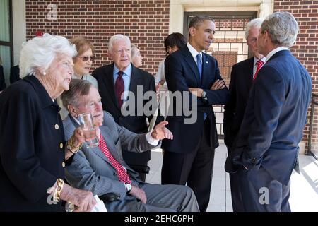 Präsident Barack Obama und First Lady Michelle Obama sprechen mit ehemaligen Präsidenten und First Ladies vor einem Mittagessen in der George W. Bush Presidential Library and Museum auf dem Campus der Southern Methodist University in Dallas, Texas, 25. April 2013. Von links sind abgebildet: Barbara Bush, George H.W. Bush, Rosalynn Carter, Jimmy Carter, Hillary Rodham Clinton, Bill Clinton, Und George W. Bush. Stockfoto