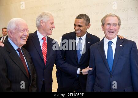 Präsident Barack Obama lacht mit den ehemaligen Präsidenten Jimmy Carter, Bill Clinton und George W. Bush vor der Einweihung der George W. Bush Presidential Library and Museum auf dem Campus der Southern Methodist University in Dallas, Texas, 25. April 2013. Stockfoto