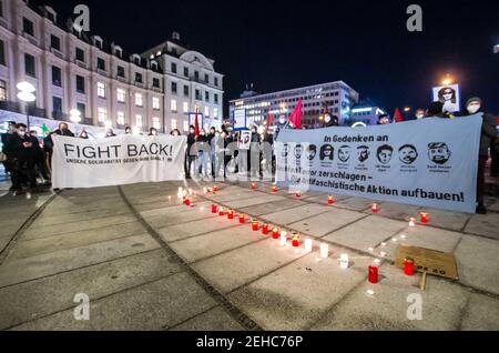 München, Bayern, Deutschland. Februar 2021, 19th. Szenen aus den Münchner Gedenkstätten für die Opfer des Hanau-Terroranschlags in Deutschland, begangen von Tobias R. etwa 400 Gedenkteilnehmern schlossen sich später über 750 Antifaschisten und Bürgergruppen am Münchner Stachus an. Kredit: ZUMA Press, Inc./Alamy Live Nachrichten Stockfoto