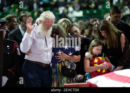 Familienangehörige halten während eines Gedenkgottesdienstes für die Opfer der Explosion der Düngemittelanlage in West, Texas, an der Baylor University in Waco, Texas, am 25. April 2013 inne. Stockfoto