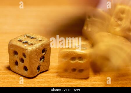 Der Würfel ist gegossen. Die Würfelrolle zeigt sechs. Ein Wurfwürfel auf dem Tisch, Nahaufnahme. Spiel mit Würfeln. Stockfoto