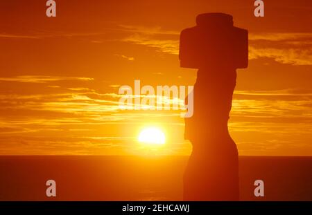 Moai bei Sonnenuntergang, Ahu Tahai, Hanga Roa, Pasqua Iisran, Chile Stockfoto